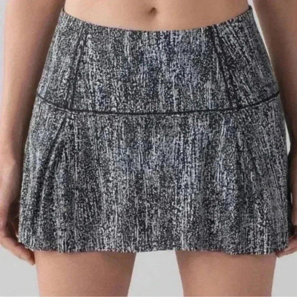 lululemon athletica Dresses & Skirts - Lululemon Lost in Pace Skirt with shorts Sz 6T